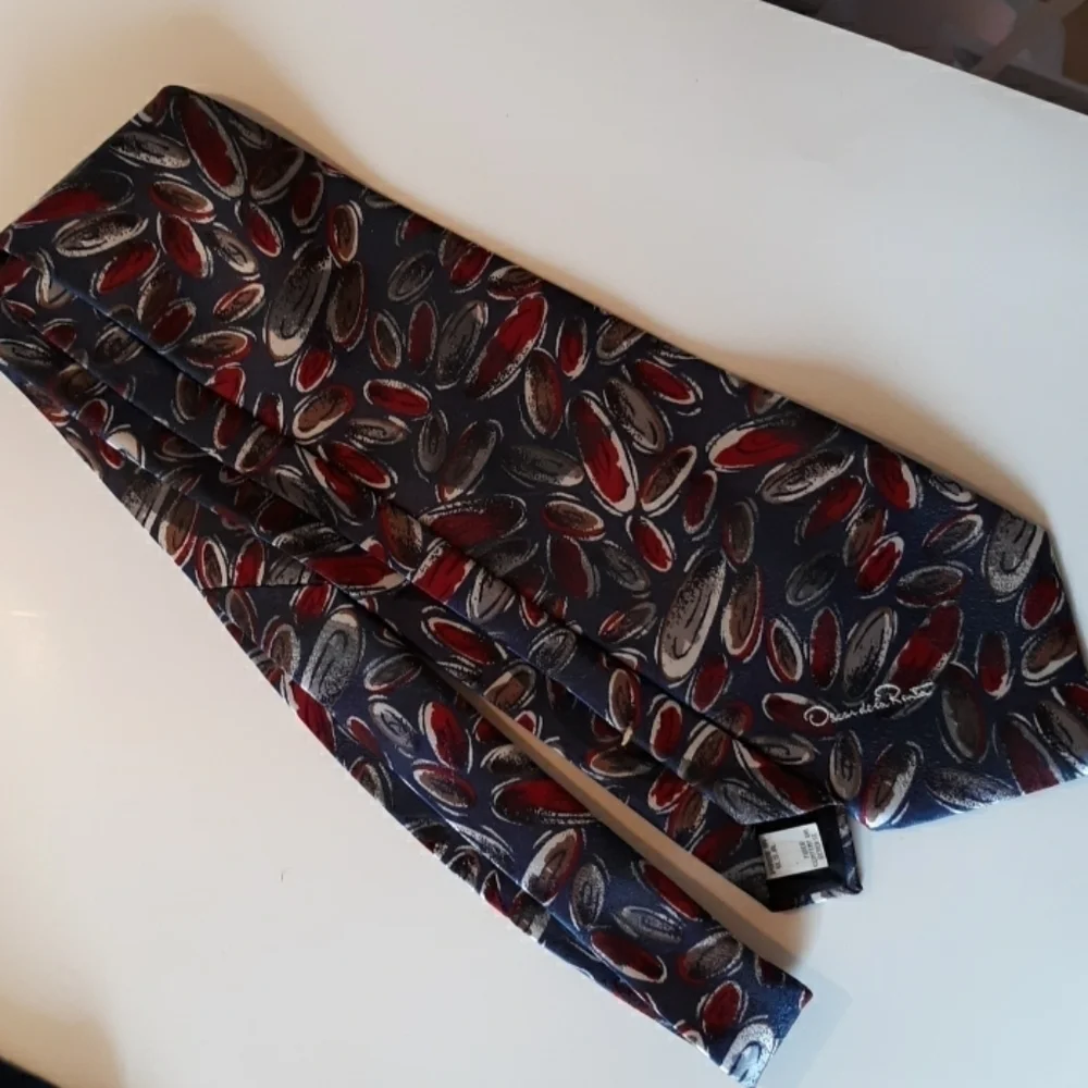 Oscar De La Renta Stdios tie